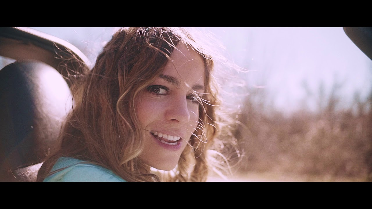 Vídeo: Sofía Ellar - Bañarnos en vaqueros